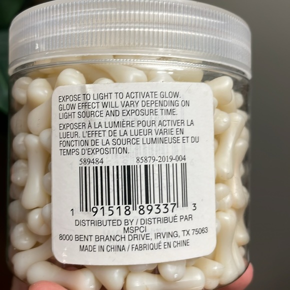 New Michaels Mini Halloween Bones Ashland Glow in the Dark Tiny Bones 9oz Tub - Picture 5 of 6